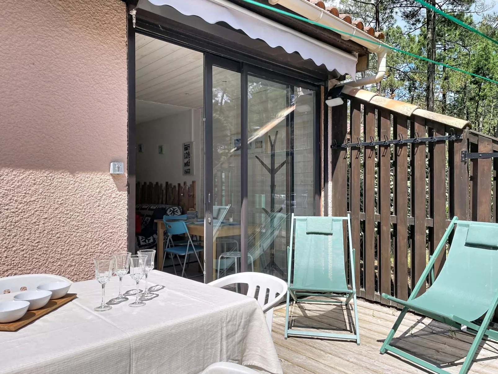 Les Pins - Outside