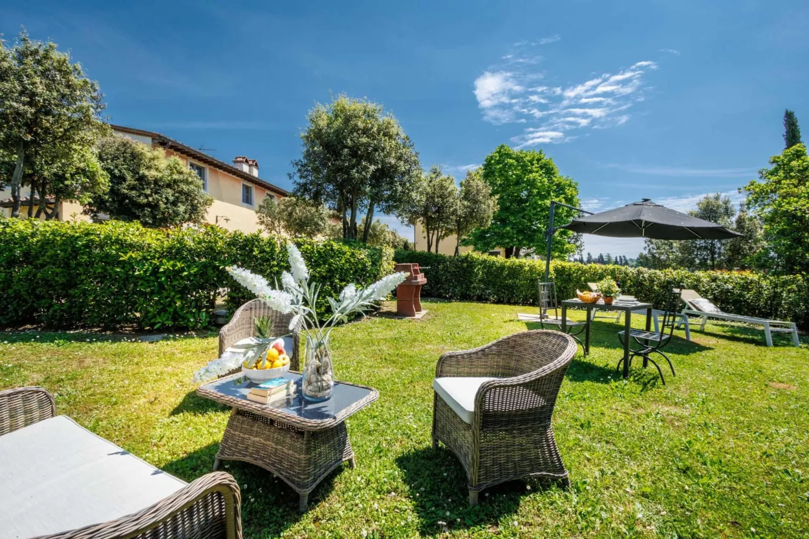 Anna Farmhouse Apartment in Wine Resort in Lucca - Garten Sommer