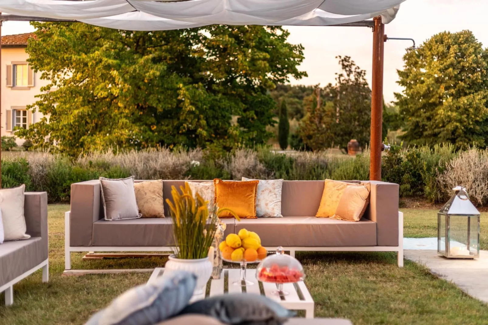 Il Conte Farmhouse Retreat - Gardens in summer
