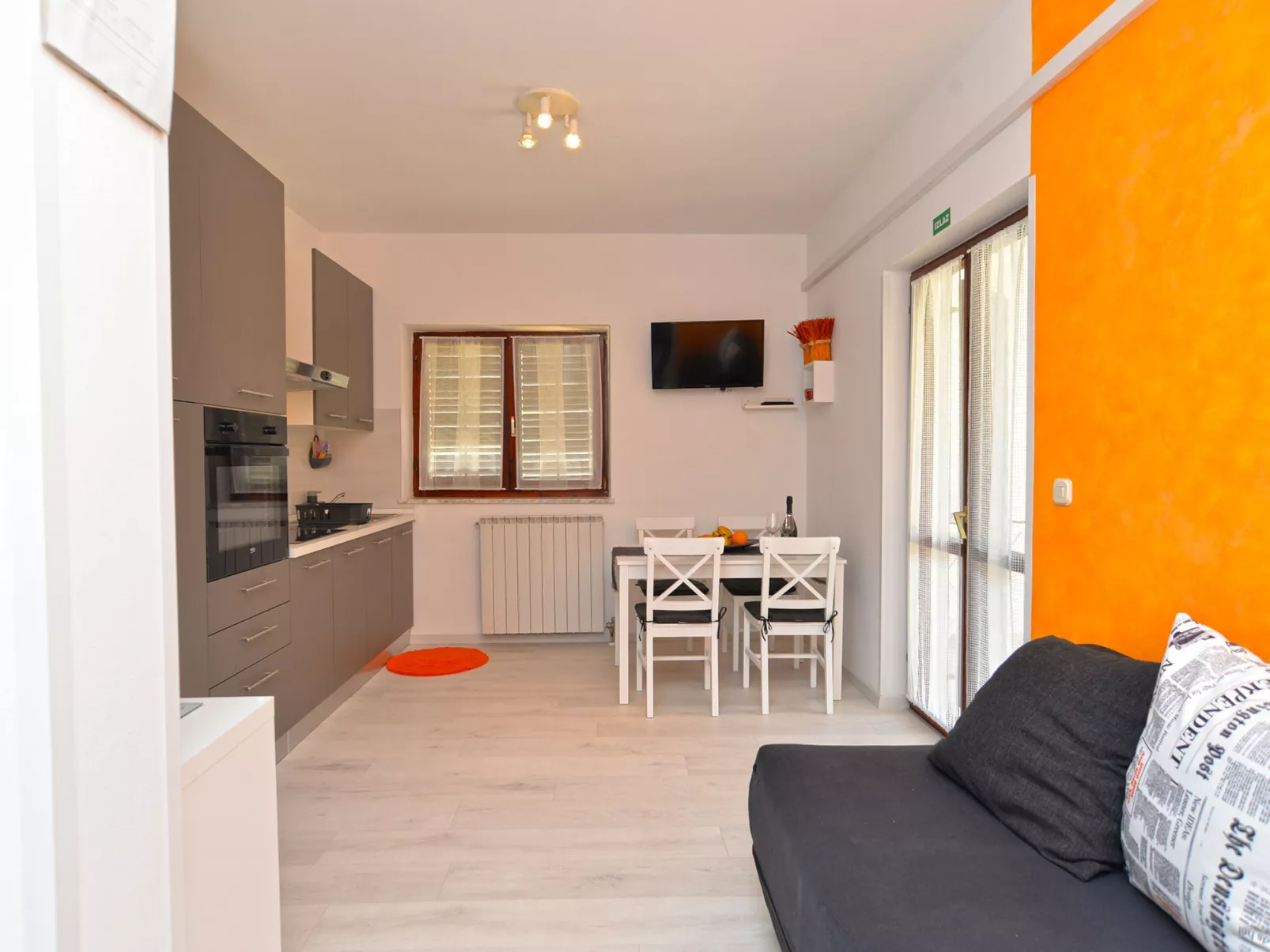 Apartment 242 - Dedans