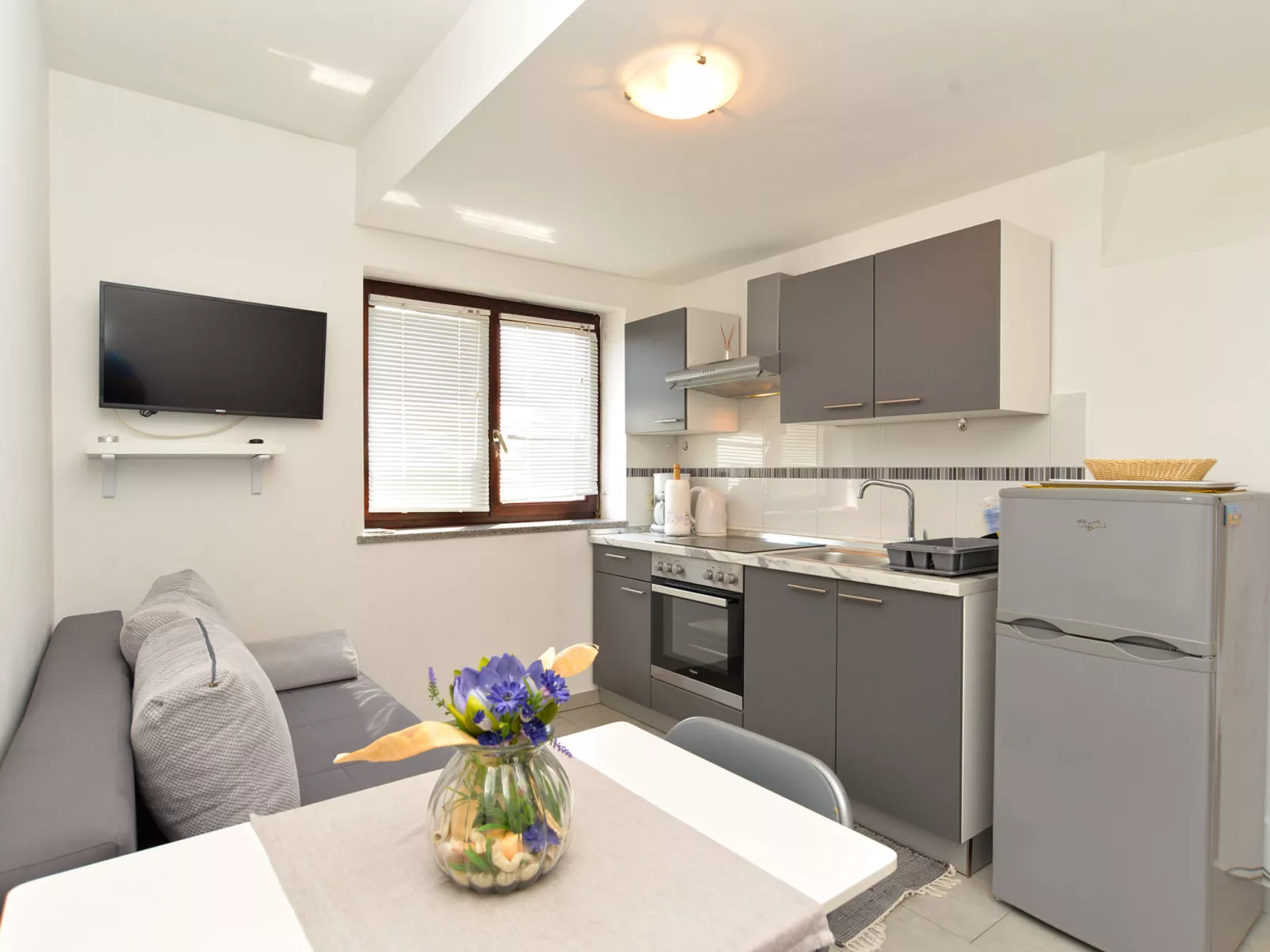 Apartment 242 - Dedans