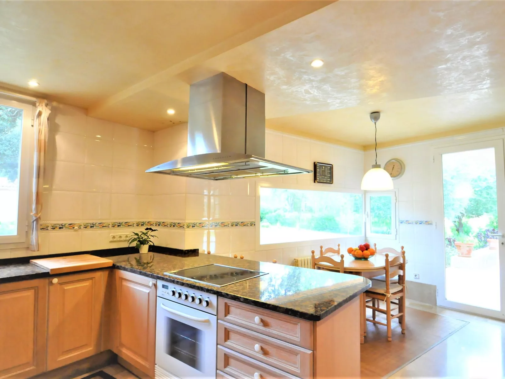 Villa con piscina y pista de tenis privada ideal para familias.  - WiFi Gratis - Outside