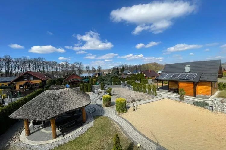 Domki wakacyjne w stylu góralskim z kominkiem Lubrza - Gardens in summer