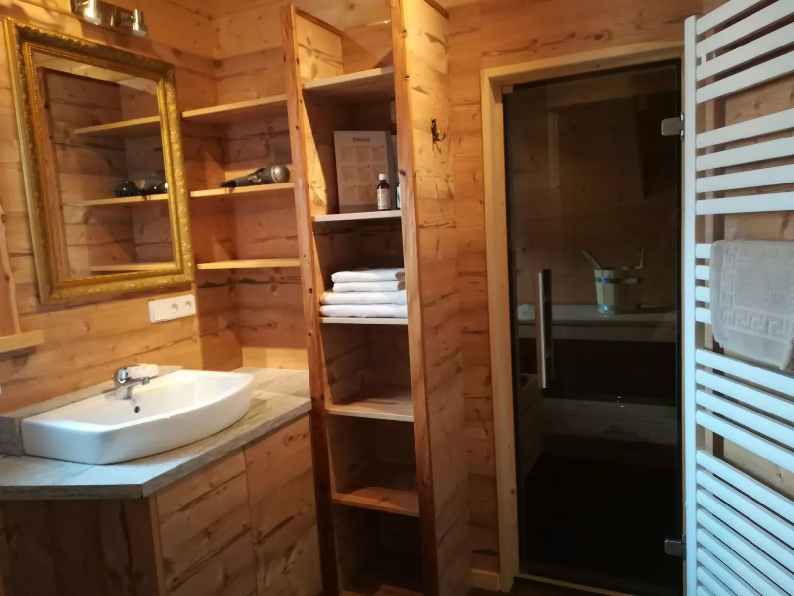 Gemütliche Bergehütte für acht Personen mit Outdoor-Badefass und Sauna - Inside