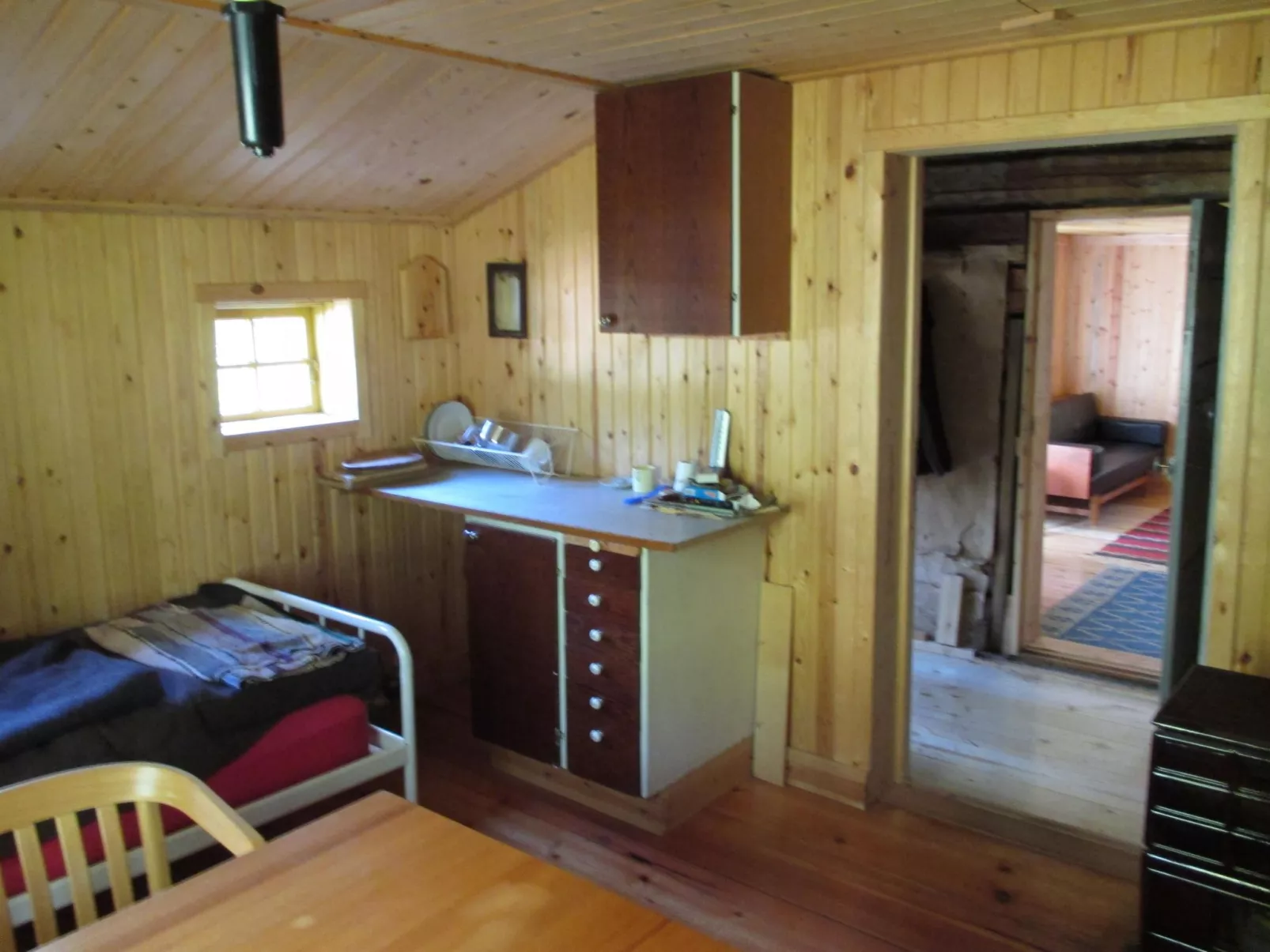 Einfache Holzhütte für das wahre Naturerlebnis am Stausee - Dedans