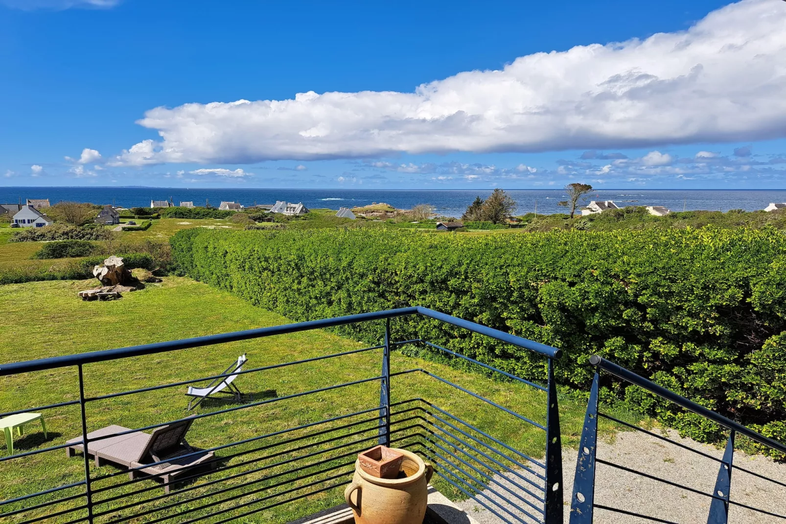 	Ferienhaus mit 180° Panorama Meerblick Lampaul-Plouarzel - View in summer