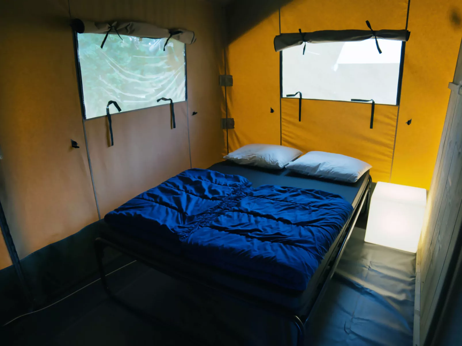 Camping 2000 - Safaritent Medium - Drinnen