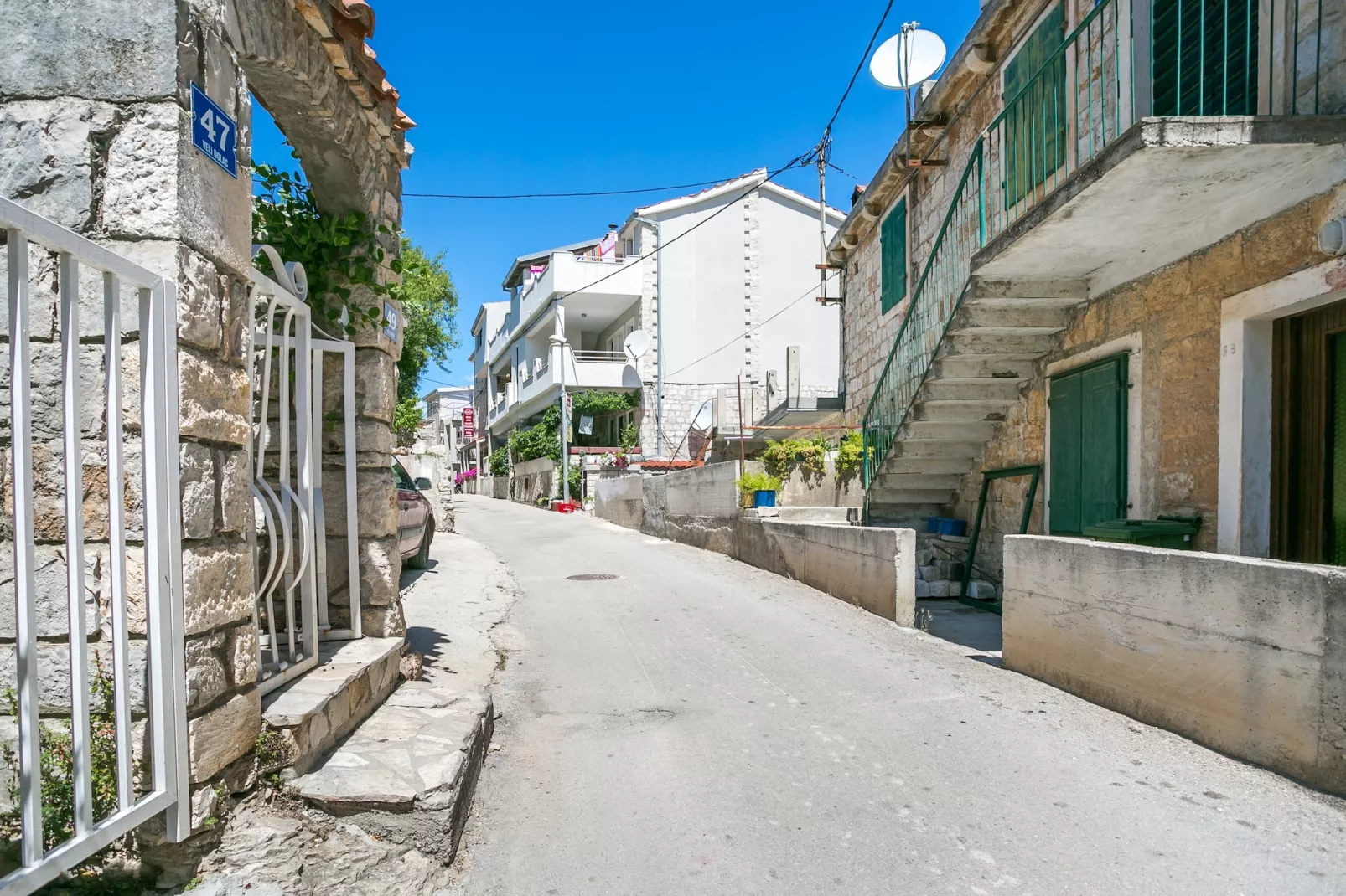 Apartmani Sidrana - Exterior in summer