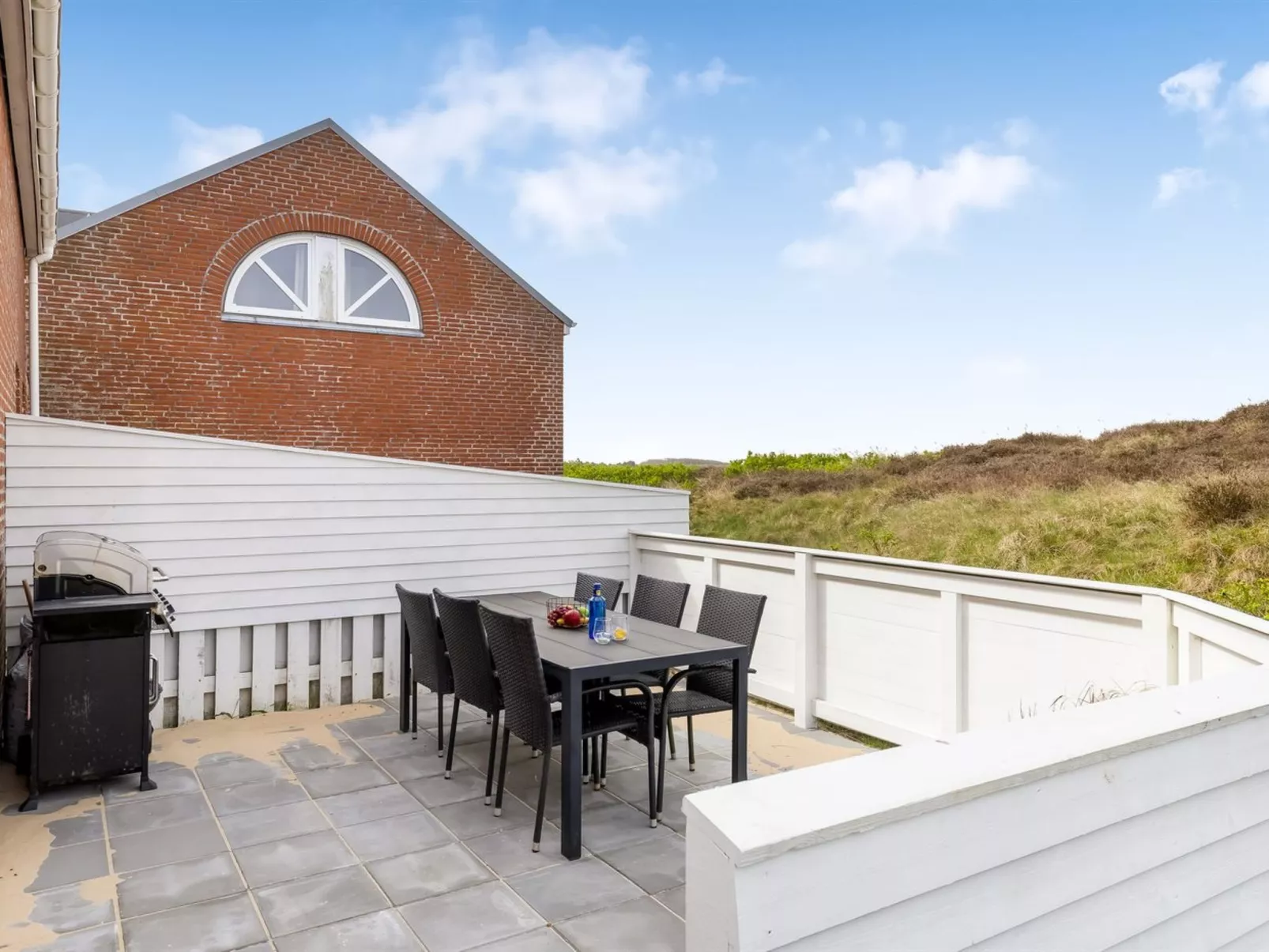 "Aswith" - 2.3km from the sea - Outside