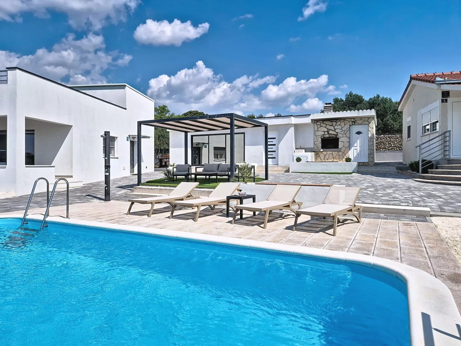 Ria with heated pool - Outside