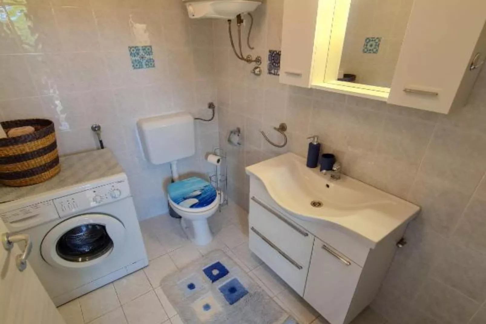 Apartments Marko - Three Bedroom Apartment with Sea View - Bathroom