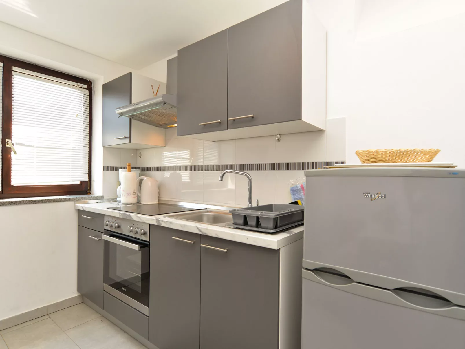 Apartment 242 - Dedans