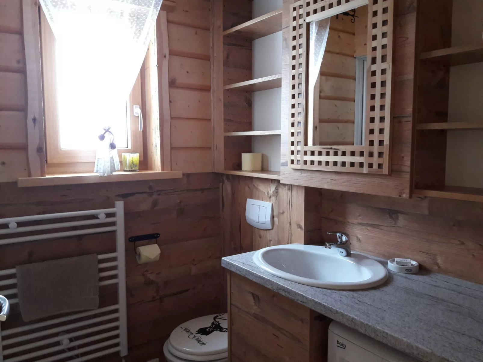 Gemütliche Bergehütte für acht Personen mit Outdoor-Badefass und Sauna - Inside