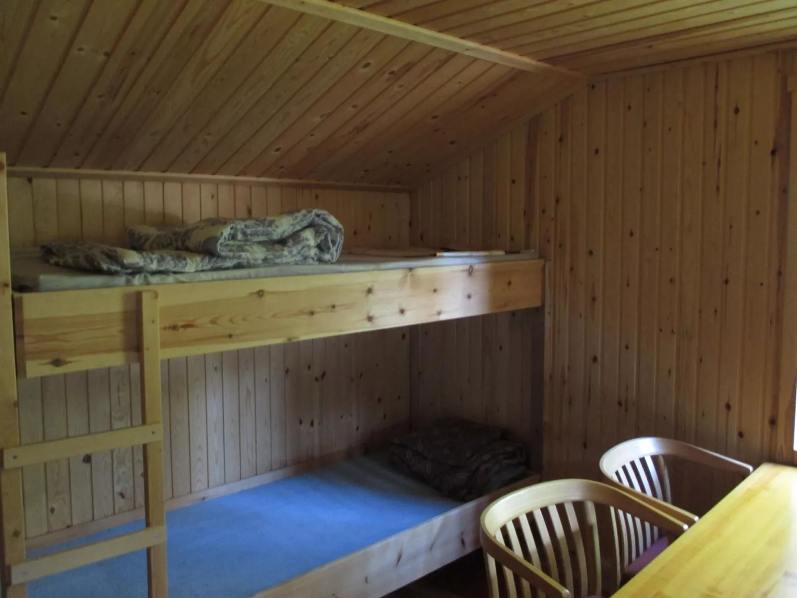 Einfache Holzhütte für das wahre Naturerlebnis am Stausee - Dedans