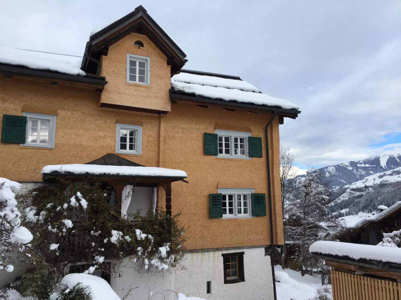 Altes Pfarrhaus, Surcasti, (Surcasti). - Draußen