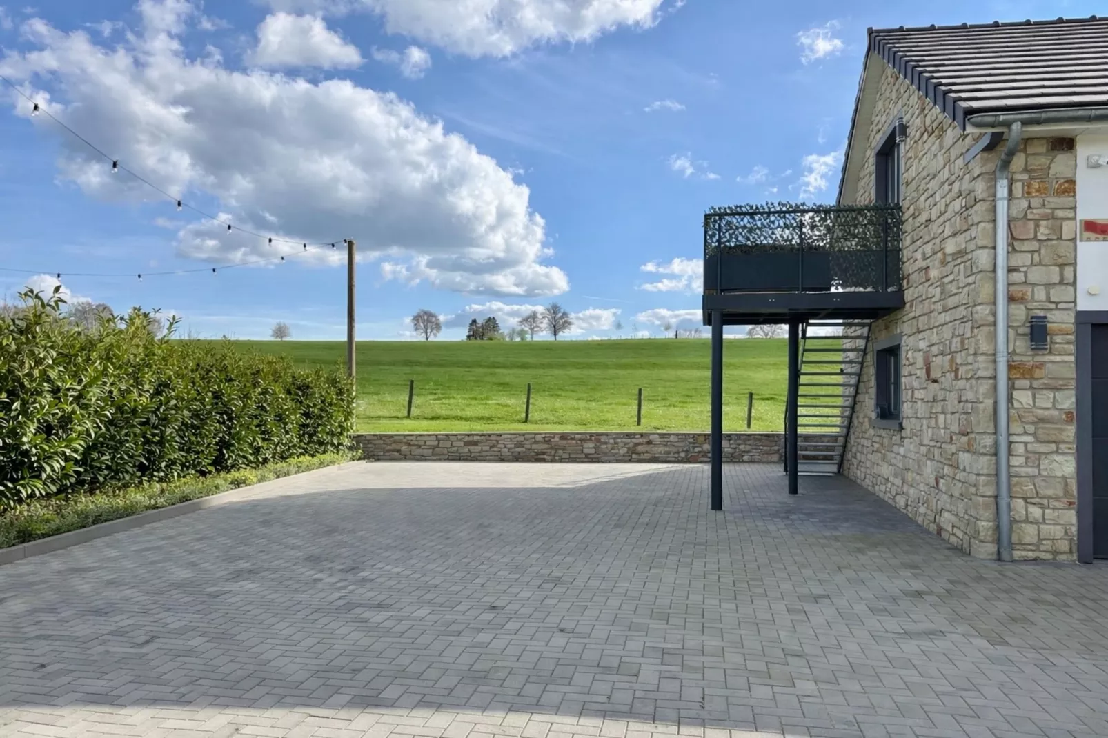 Pit & Lodge - Exterior in summer