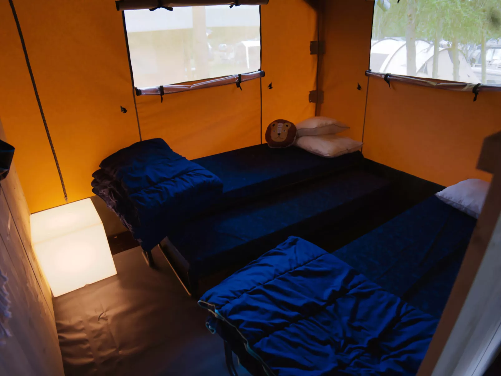Camping 2000 - Safaritent Medium - Drinnen
