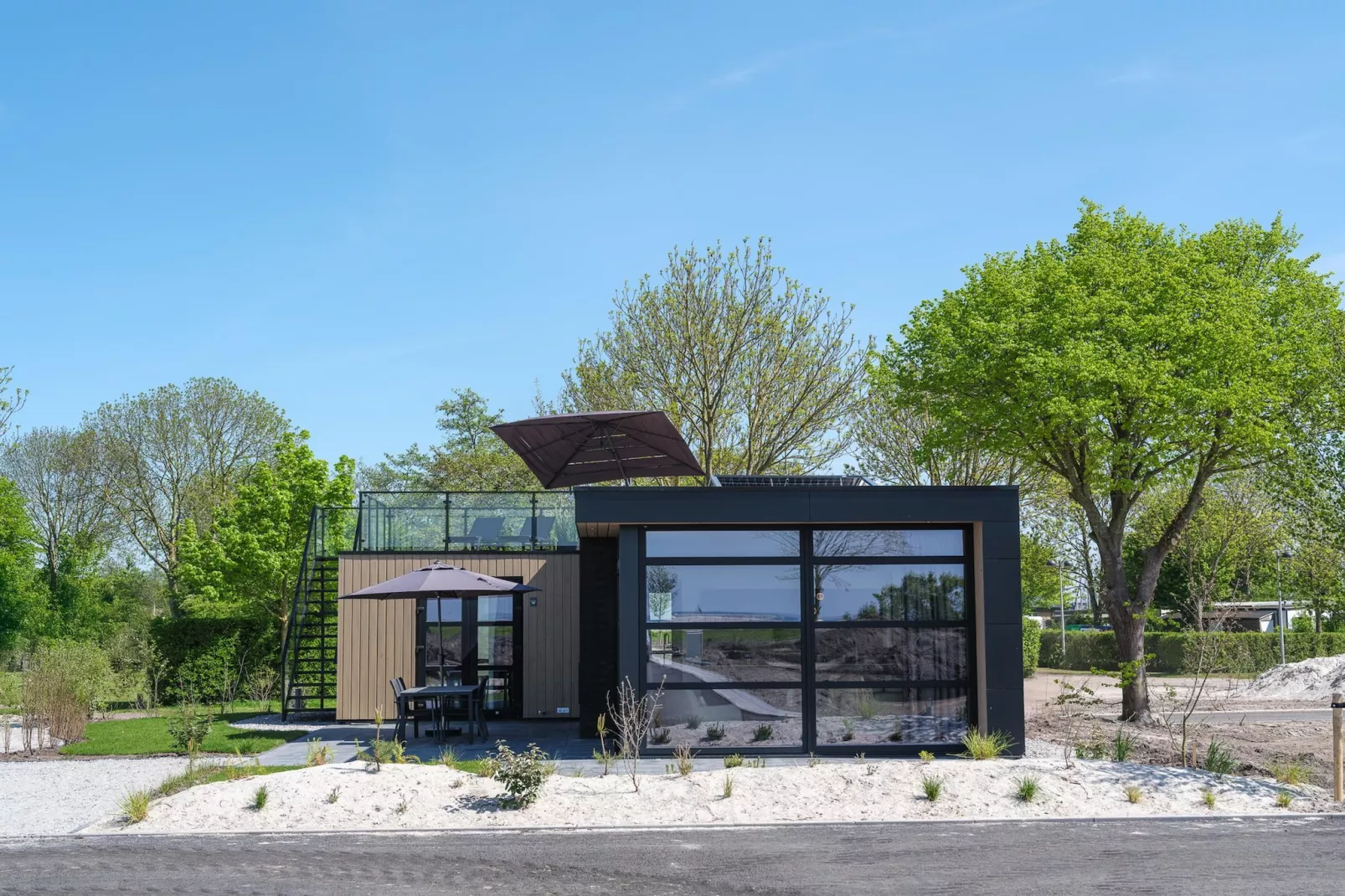 Villa L-Meerzicht | 4 pers. Roof Terrace - Exterior in summer