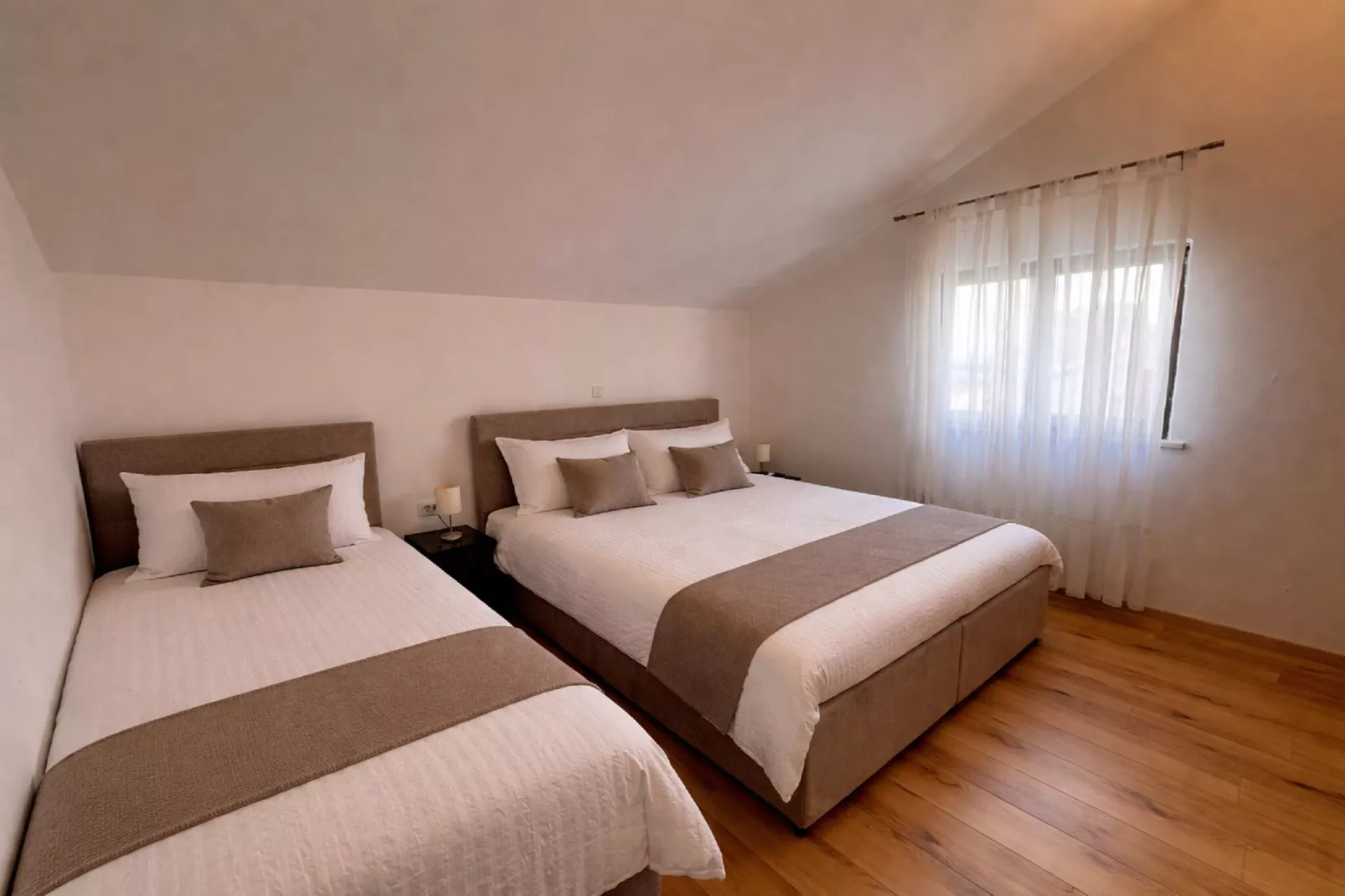 Guest House Kono - Two-Bedroom Apartment with Balcony and Sea View - Marka Gjaje Street - Bedroom