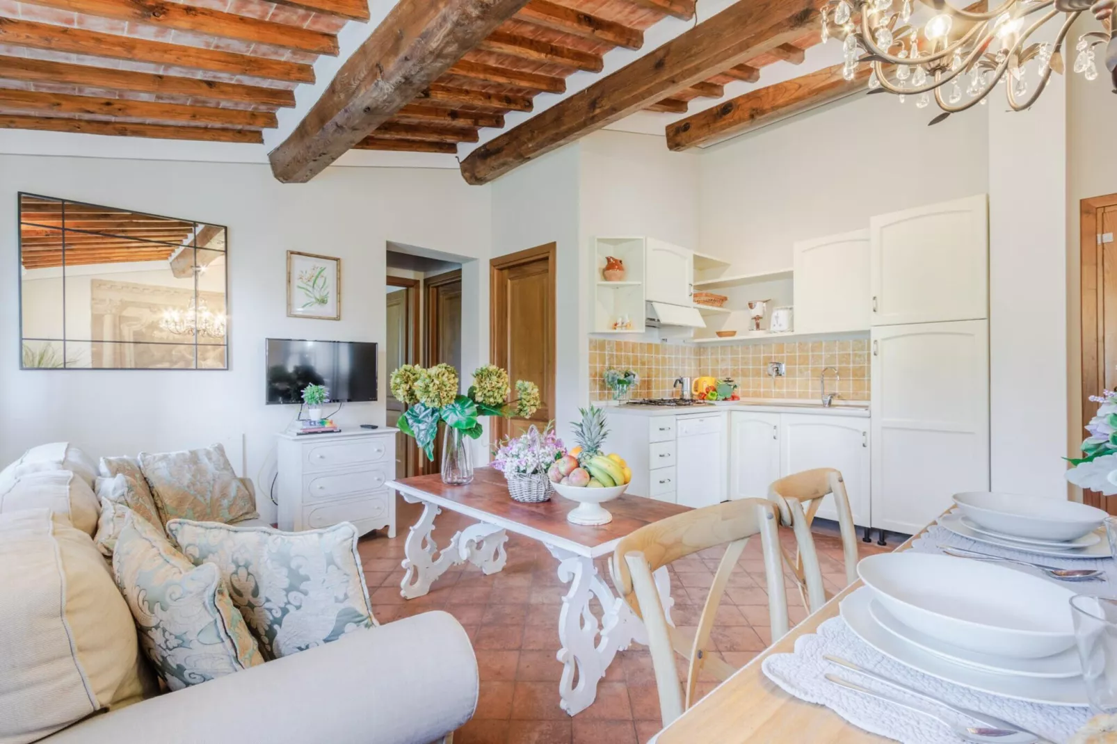 Pietro Farmhouse Apartment in Wine Resort in Lucca - Living room