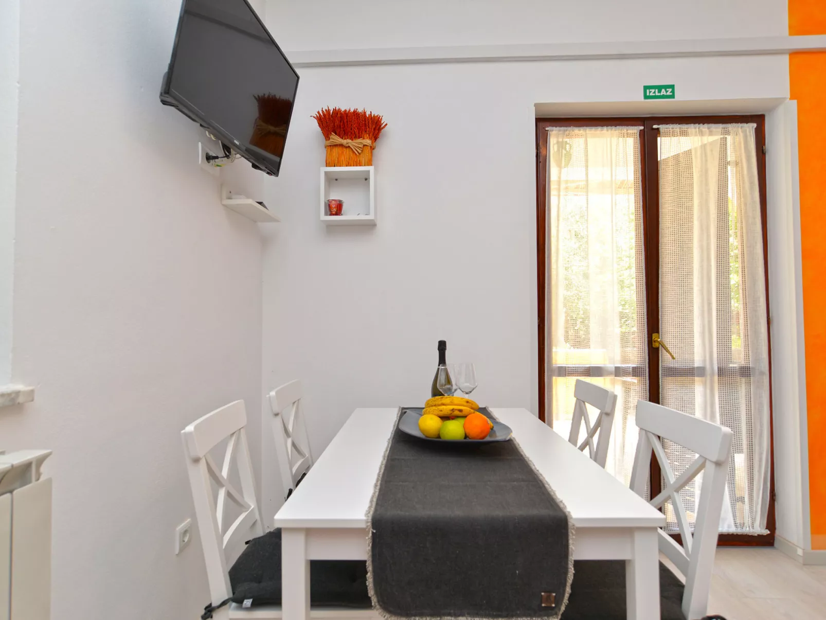 Apartment 242 - Dedans