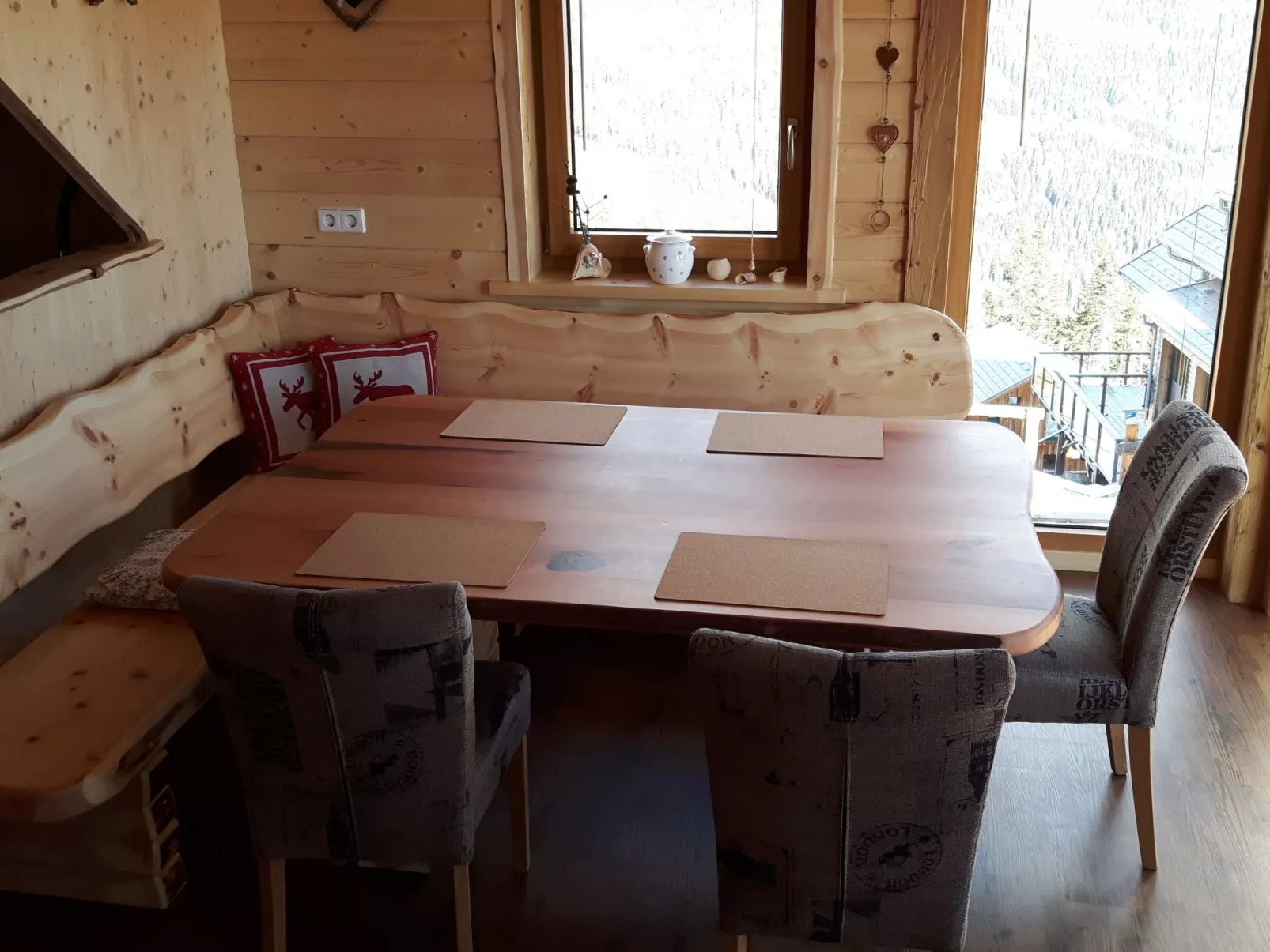 Gemütliche Bergehütte für acht Personen mit Outdoor-Badefass und Sauna - Inside