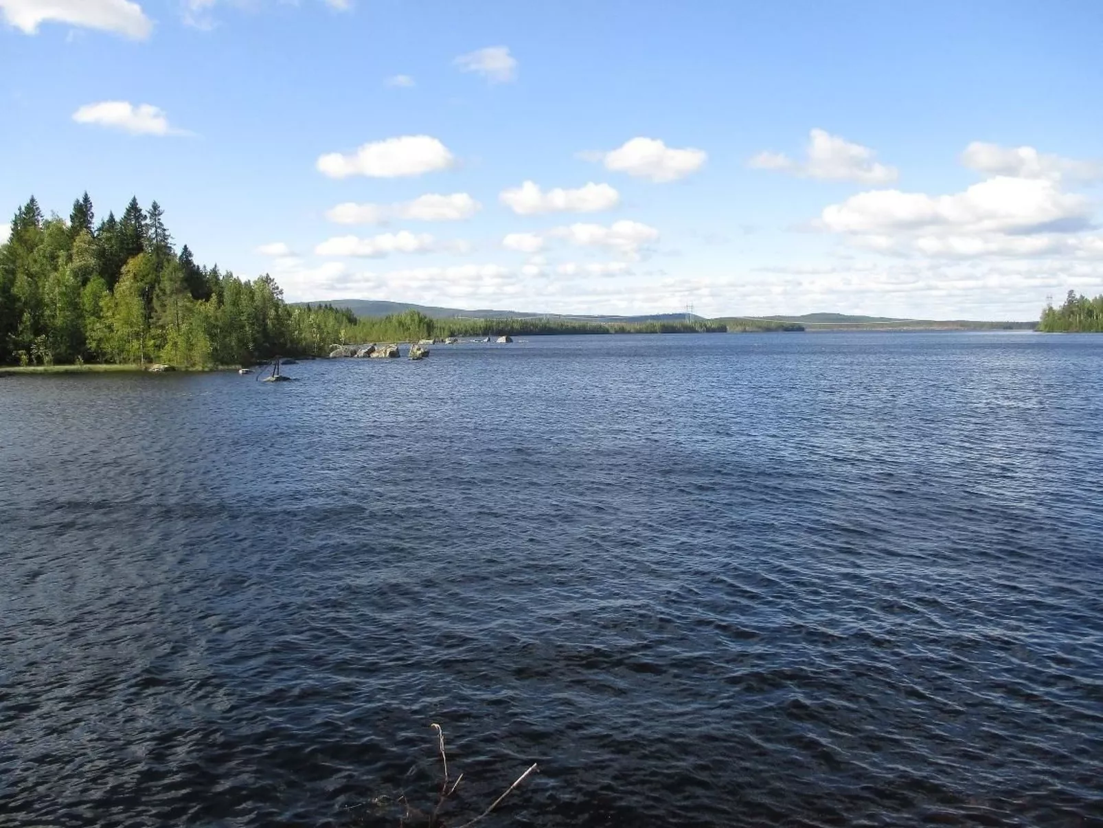 Einfache Holzhütte für das wahre Naturerlebnis am Stausee - Dehors