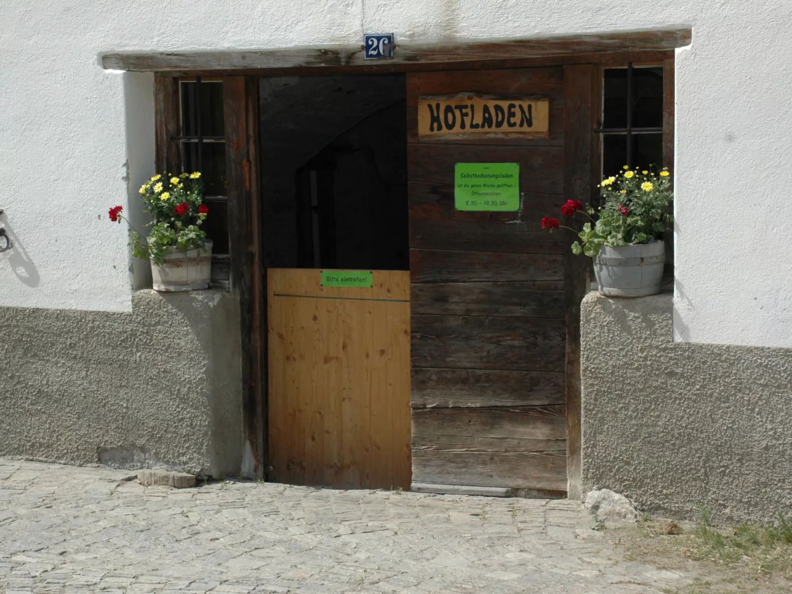 Ferienwohnungen im Schloss, (Nufenen). - Outside