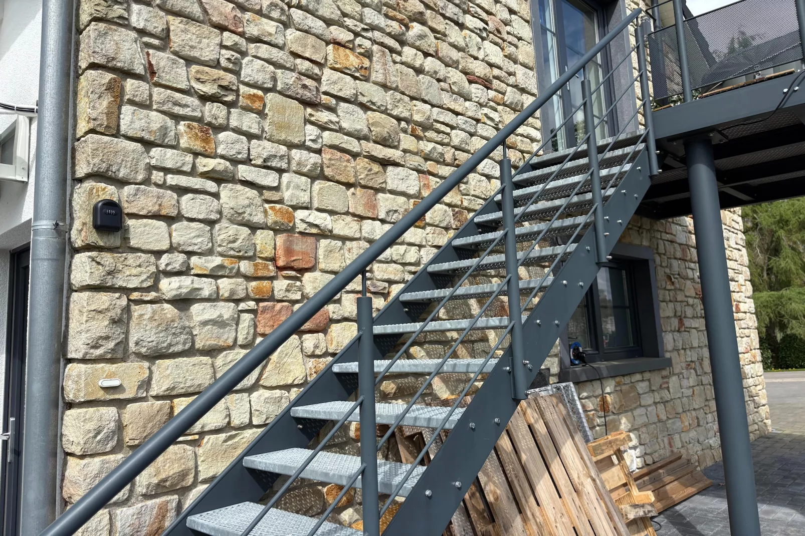 Pit & Lodge - Stairs
