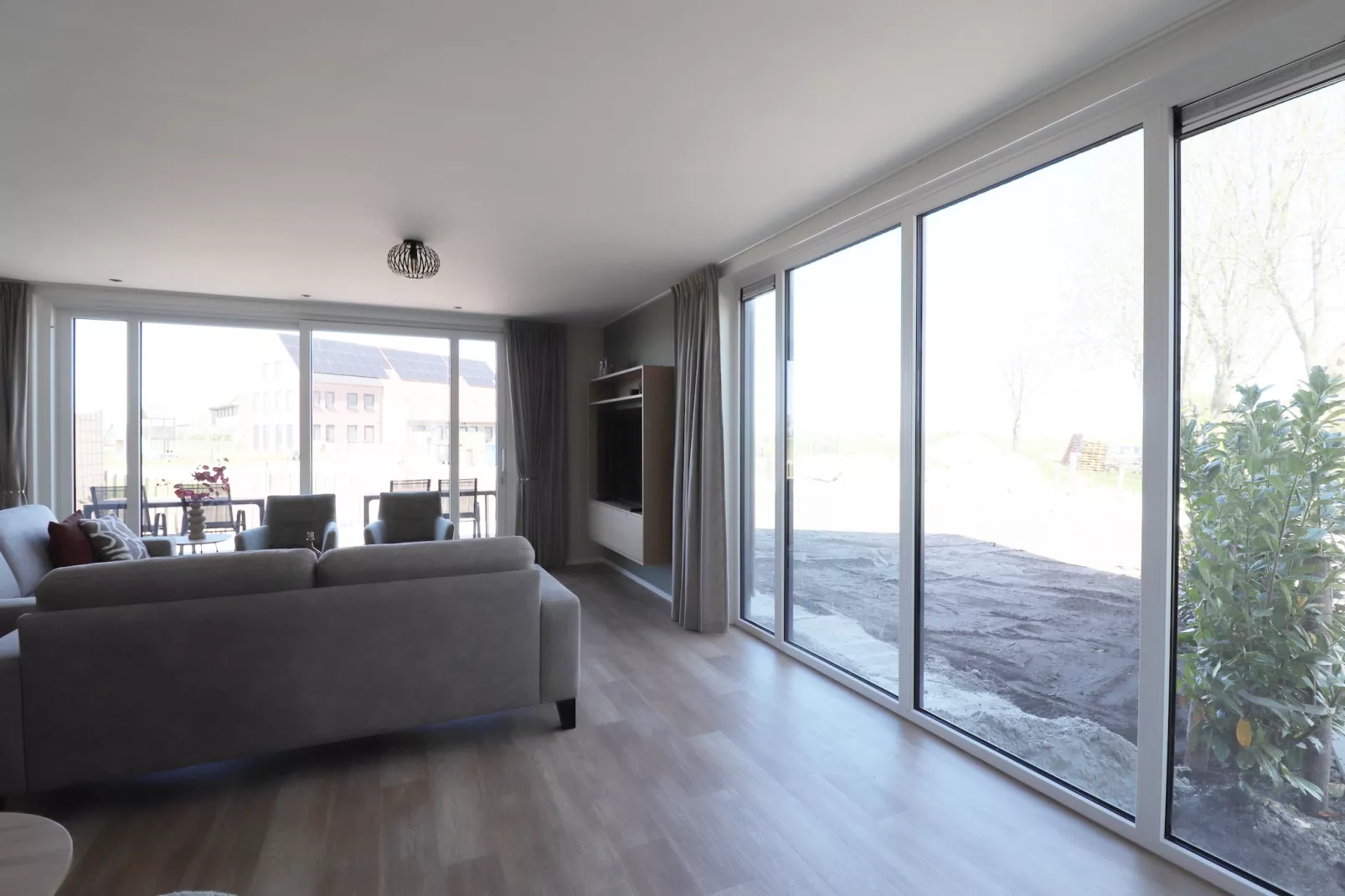 Moderne hoekvilla middenin Friesland - Wohnzimmer