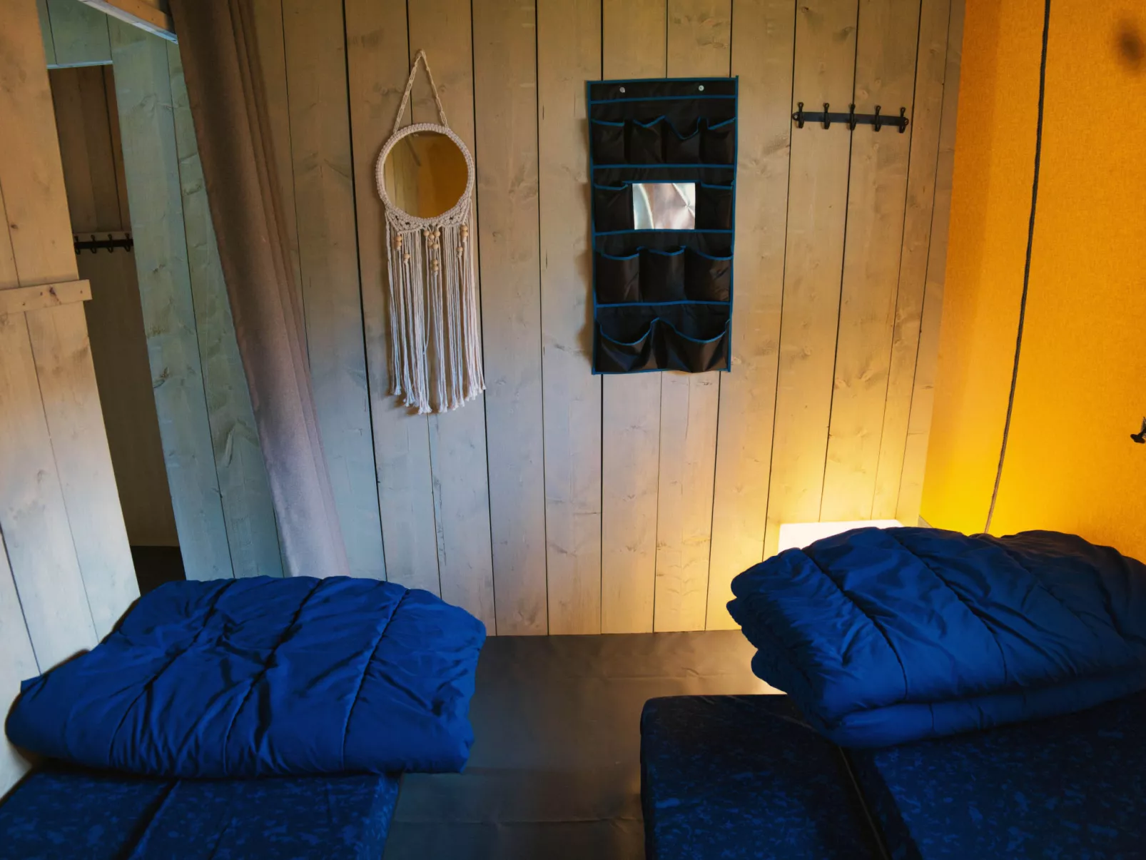 Camping 2000 - Safaritent Medium - Drinnen