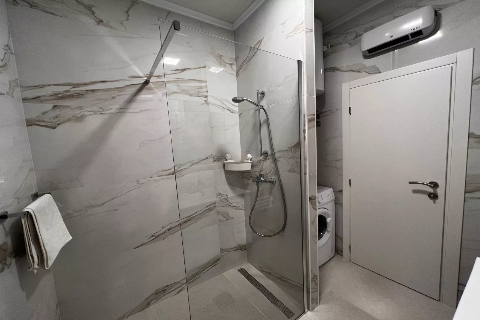 Guest House Kono - Two-Bedroom Apartment with Balcony and Sea View - Marka Gjaje Street - Bathroom