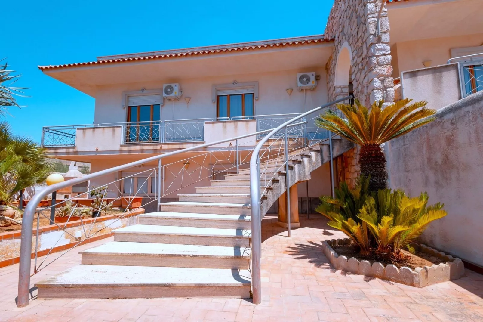 Villa Cloe - Exterior in summer