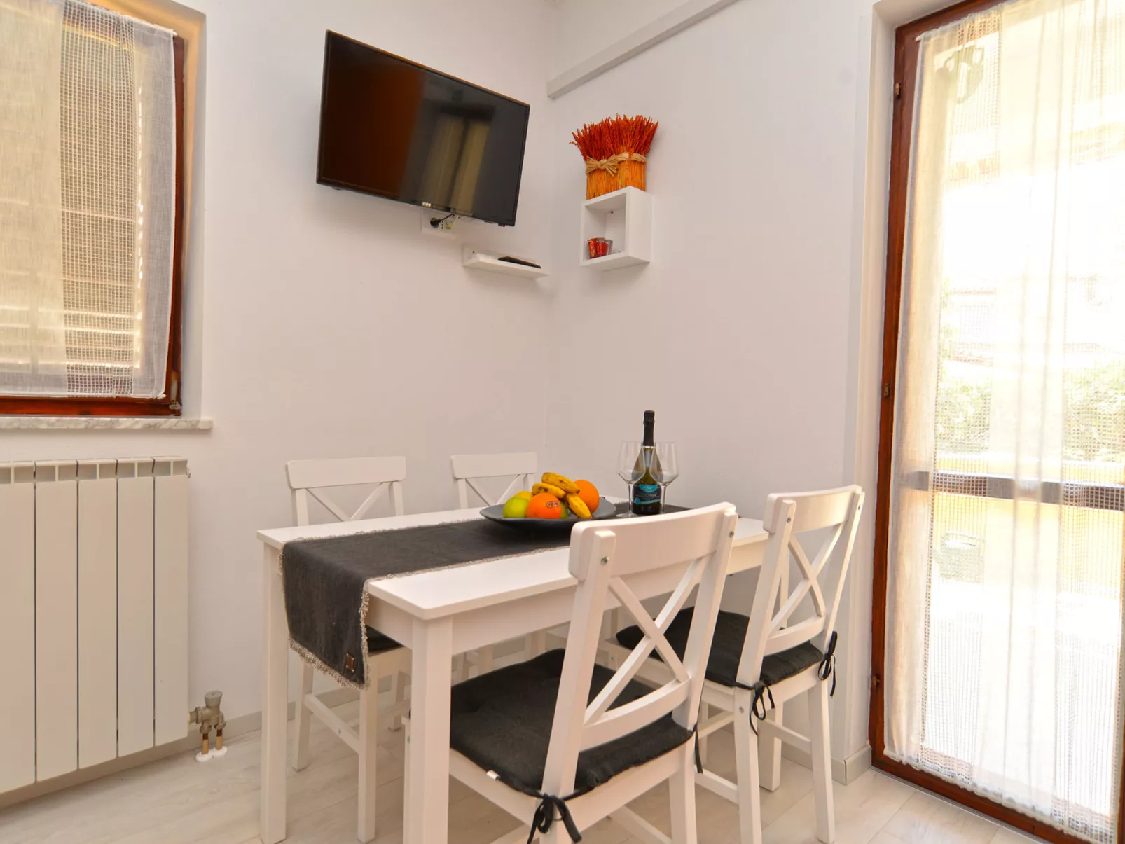 Apartment 242 - Dedans