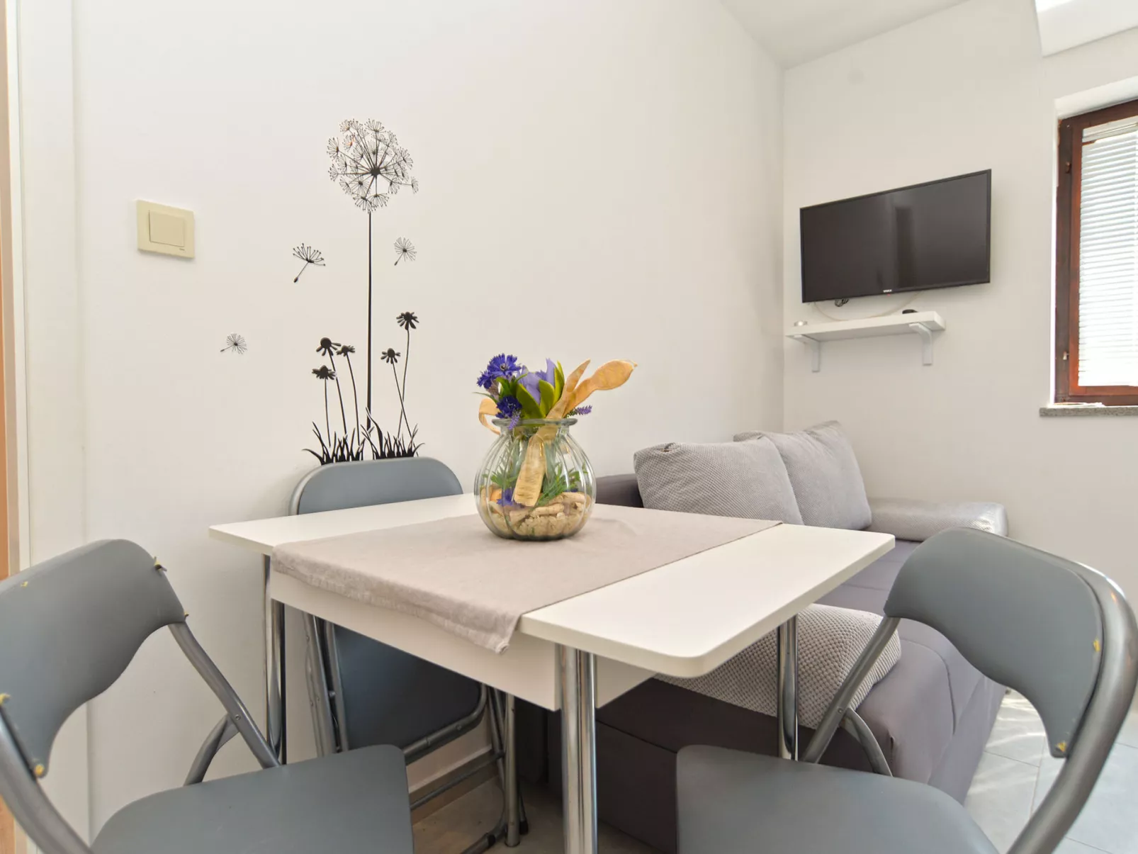 Apartment 242 - Dedans