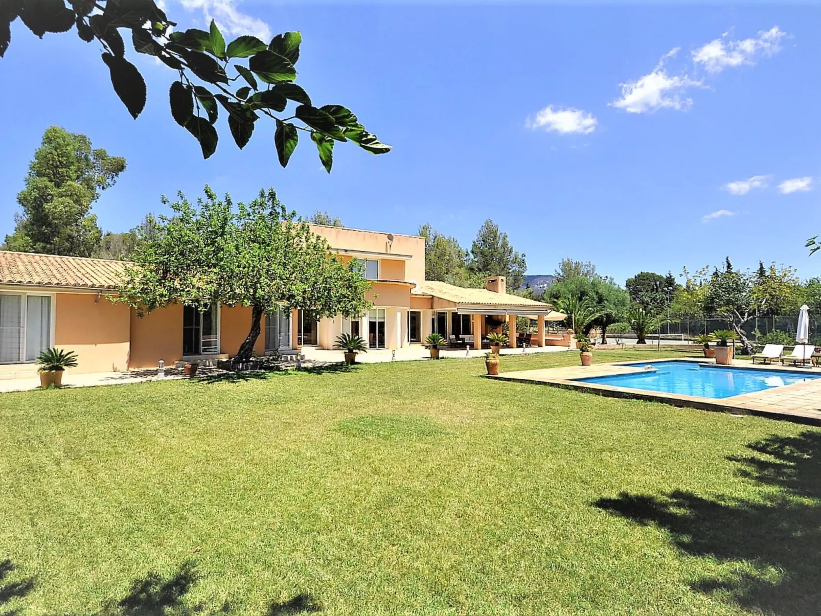 Villa con piscina y pista de tenis privada ideal para familias.  - WiFi Gratis - Outside