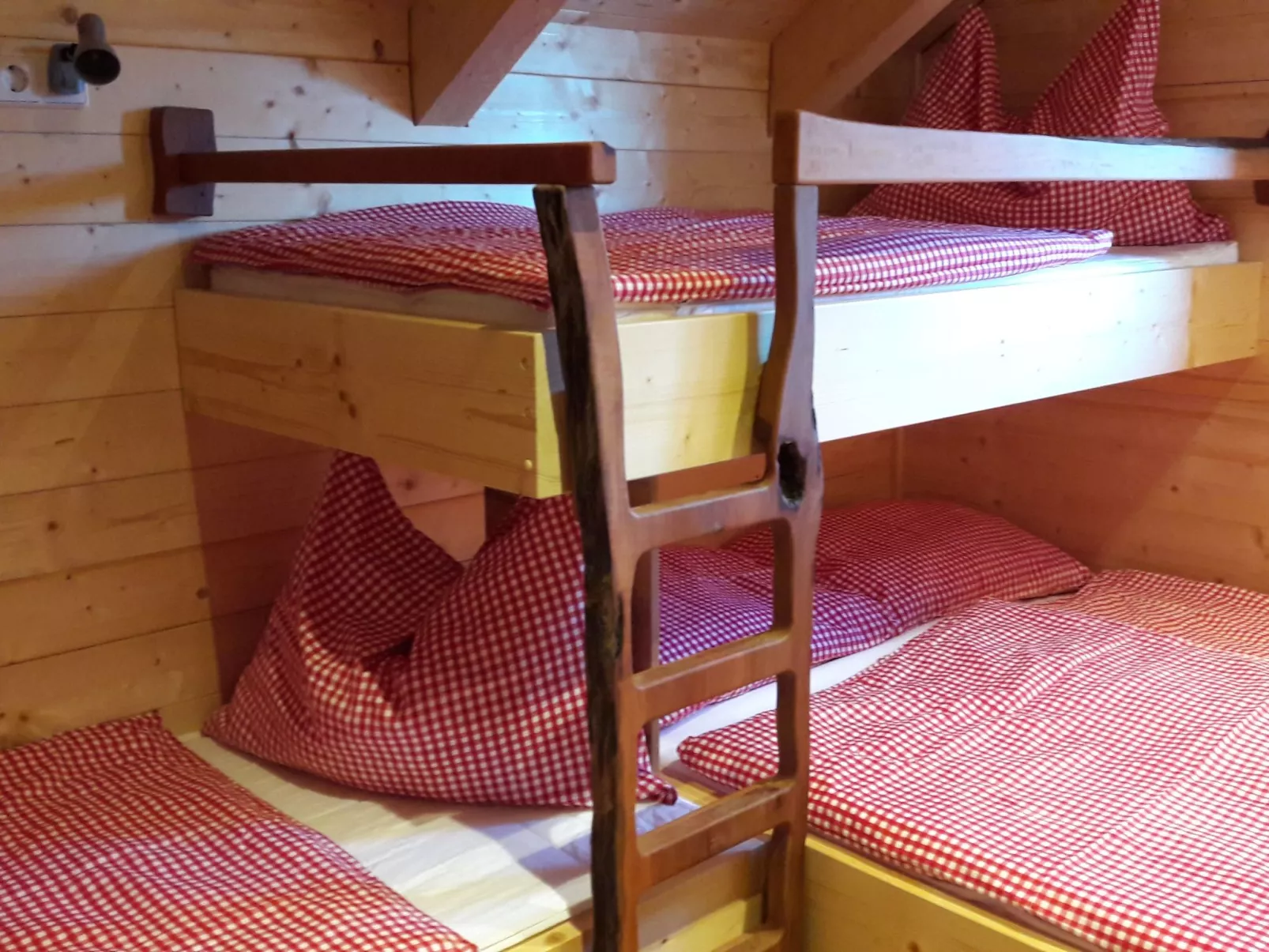 Gemütliche Bergehütte für acht Personen mit Outdoor-Badefass und Sauna - Inside