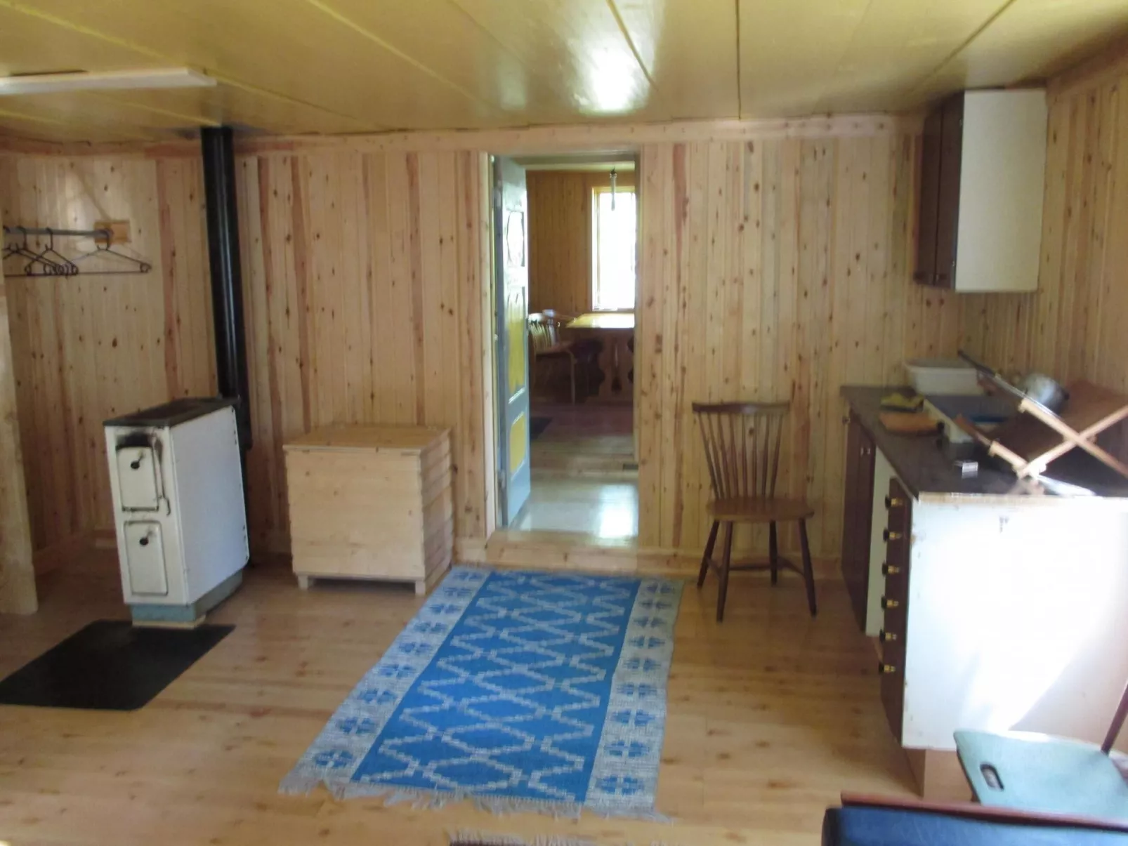 Einfache Holzhütte für das wahre Naturerlebnis am Stausee - Dedans