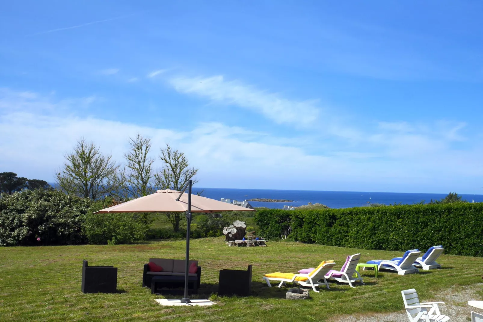 	Ferienhaus mit 180° Panorama Meerblick Lampaul-Plouarzel - Gardens in summer