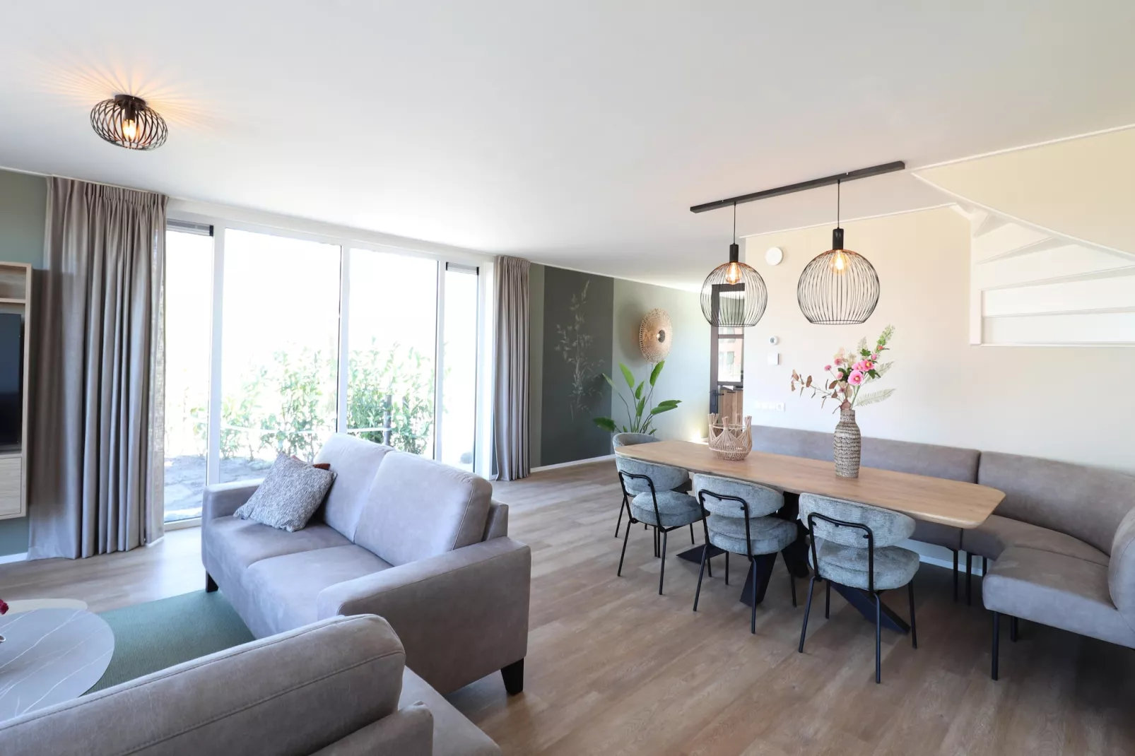 Moderne hoekvilla middenin Friesland - Wohnzimmer