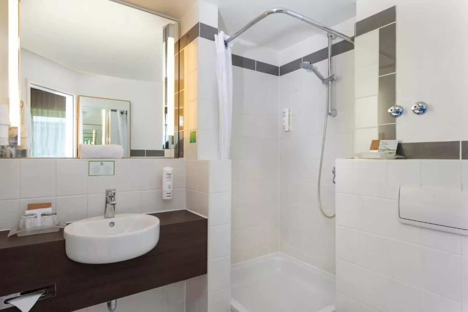 Holiday Inn Frankfurt Neu-Isenb - Superior King Room - Badezimmer
