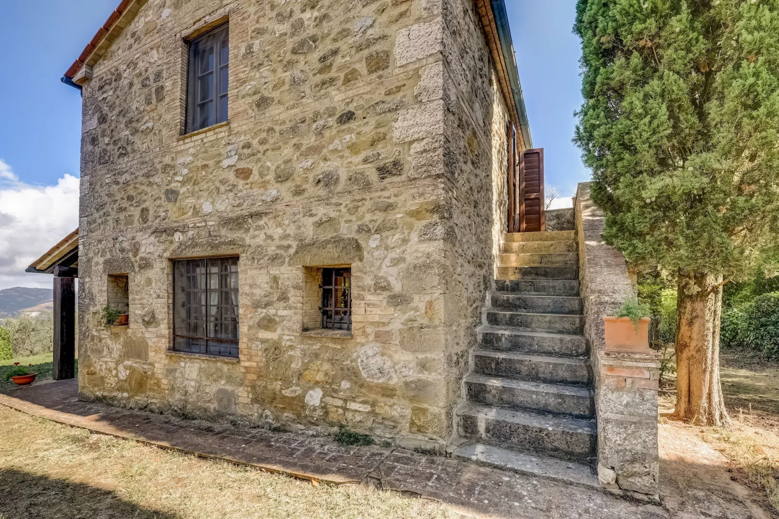 Podere Bellavista - Exterior in summer