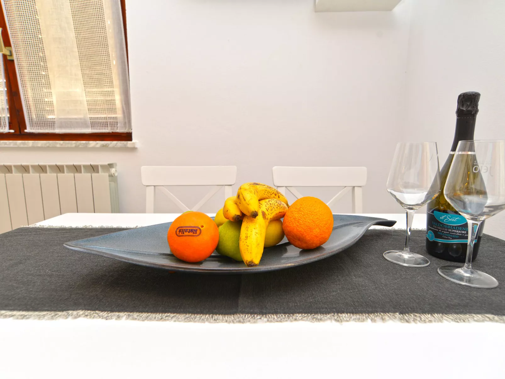 Apartment 242 - Dedans