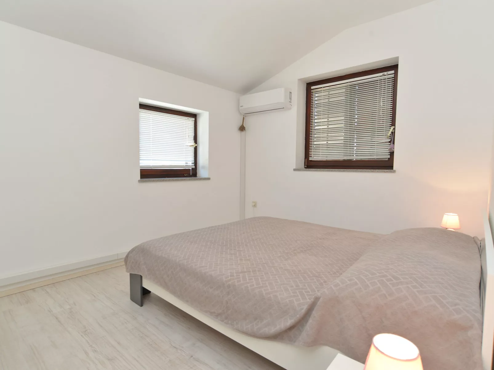 Apartment 242 - Dedans