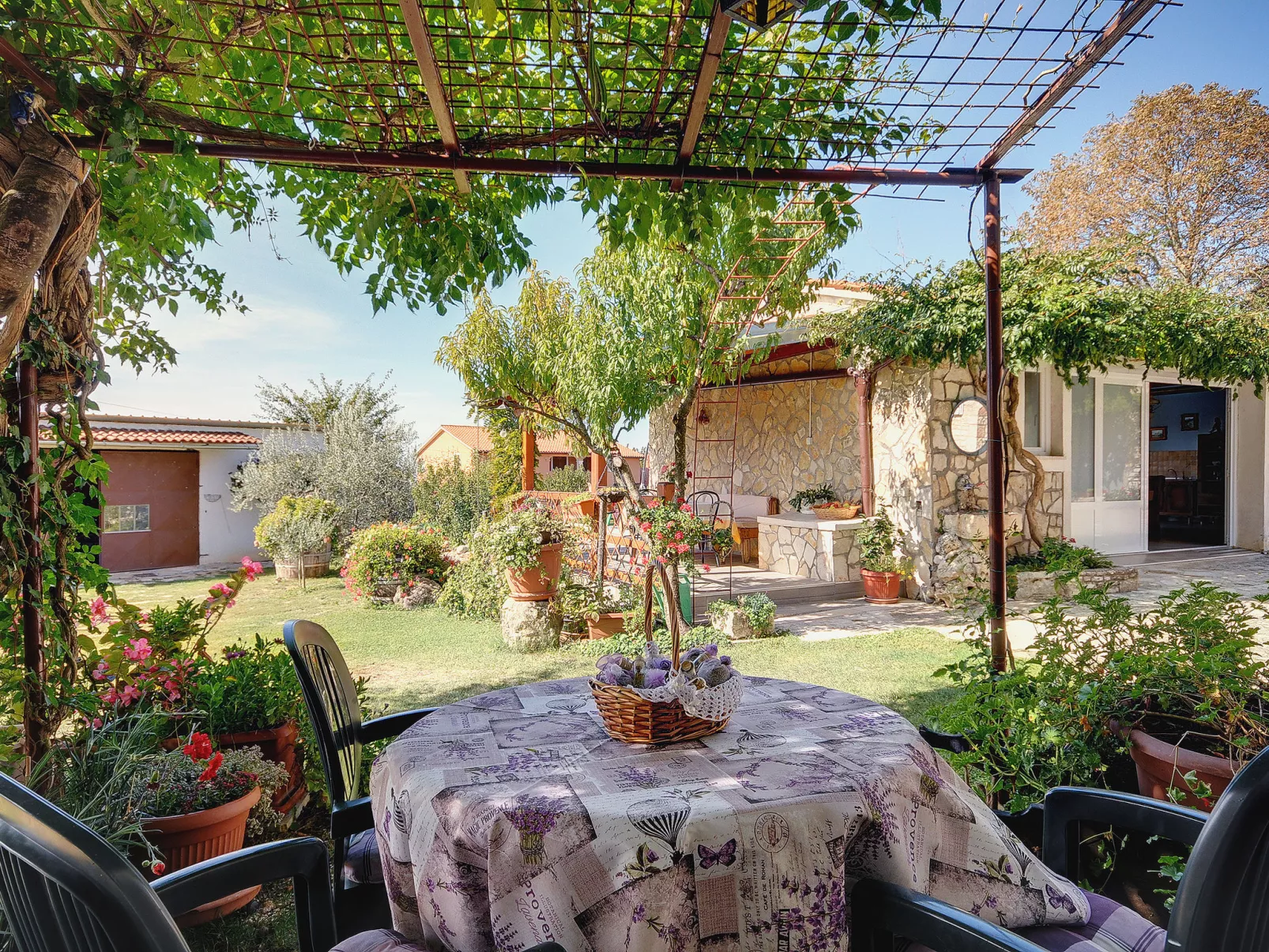House Barat - Outside