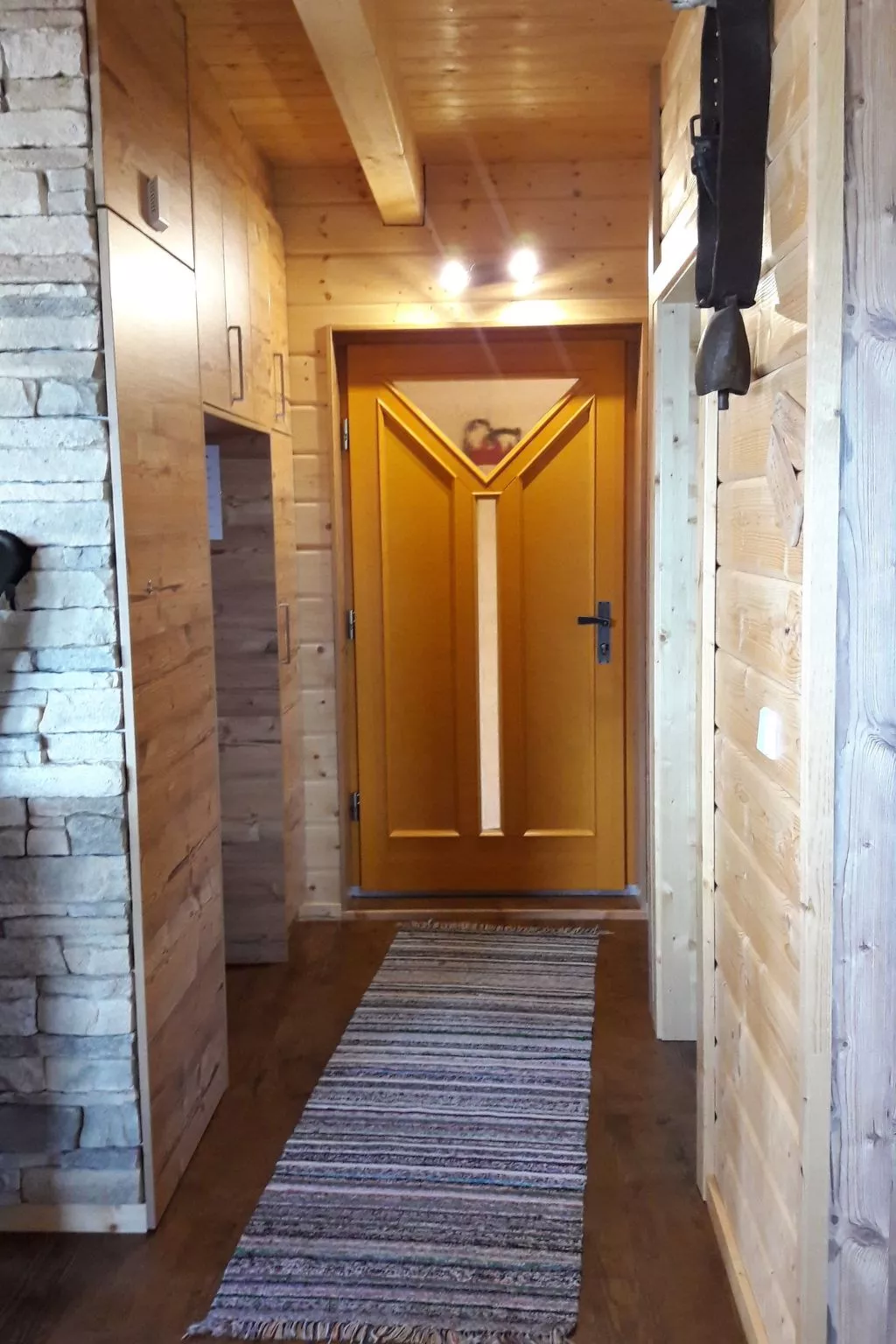 Gemütliche Bergehütte für acht Personen mit Outdoor-Badefass und Sauna - Inside