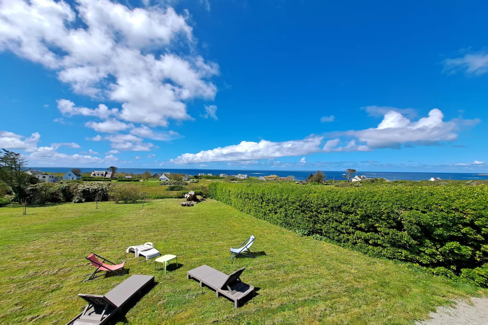 	Ferienhaus mit 180° Panorama Meerblick Lampaul-Plouarzel - Gardens in summer