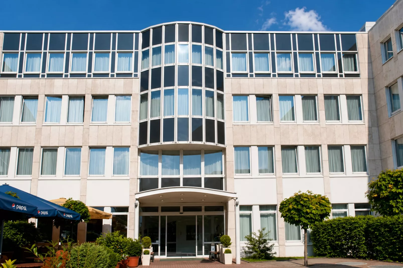 Holiday Inn Frankfurt Neu-Isenb - Standard Double Room - Außenbereich Sommer