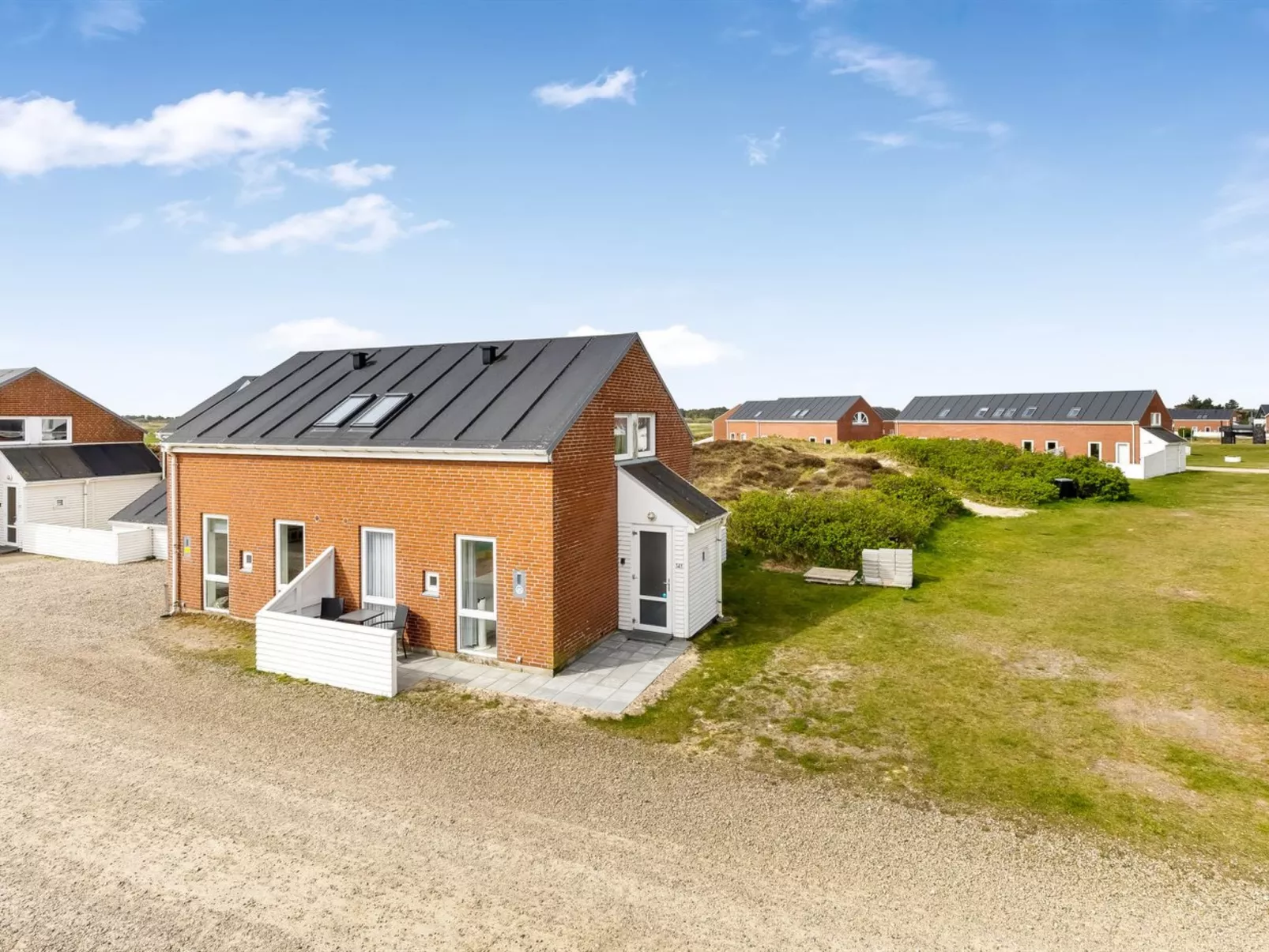 "Aswith" - 2.3km from the sea - Outside