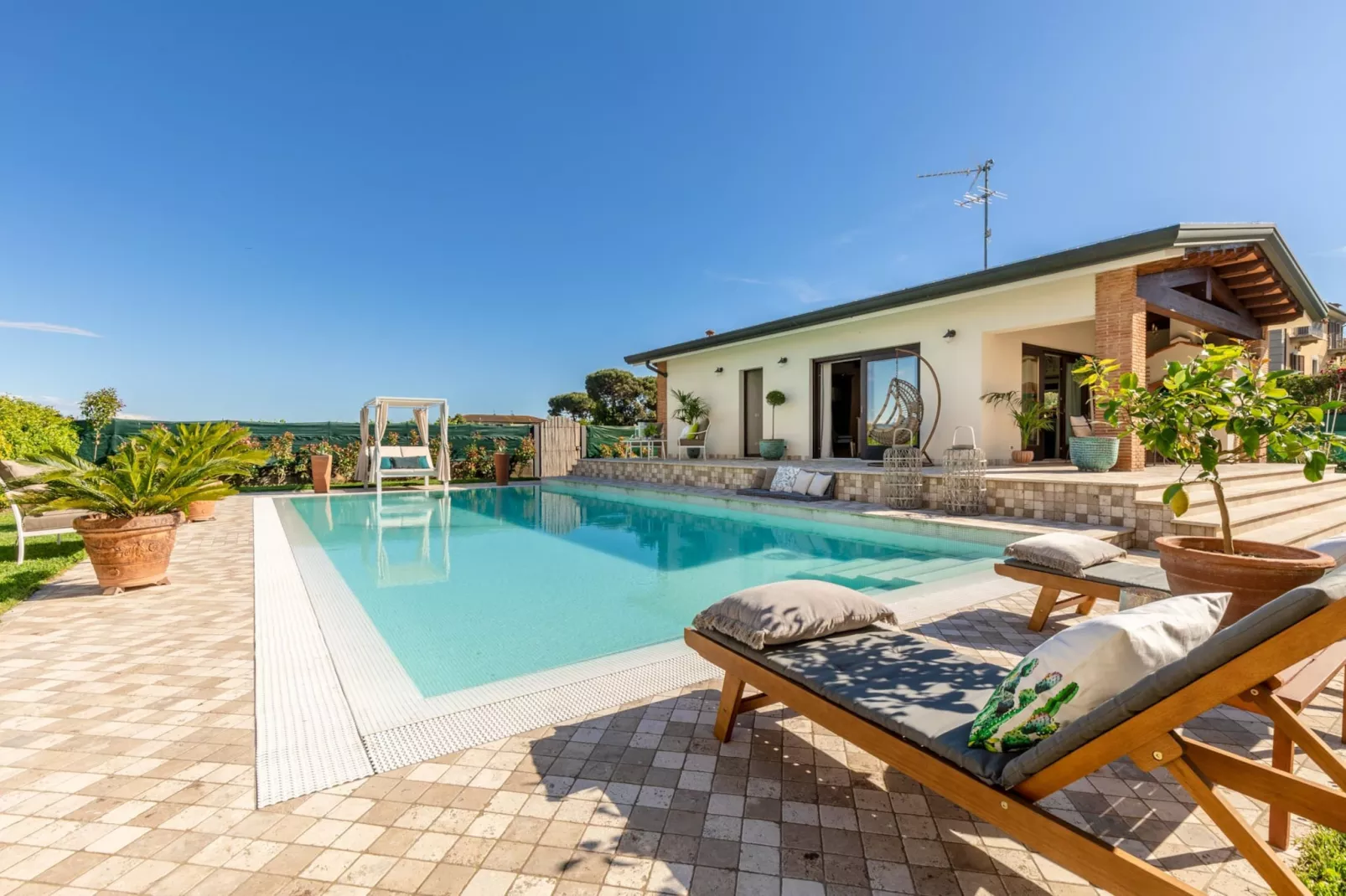 The Luxury Beach Villa - Schwimmbad
